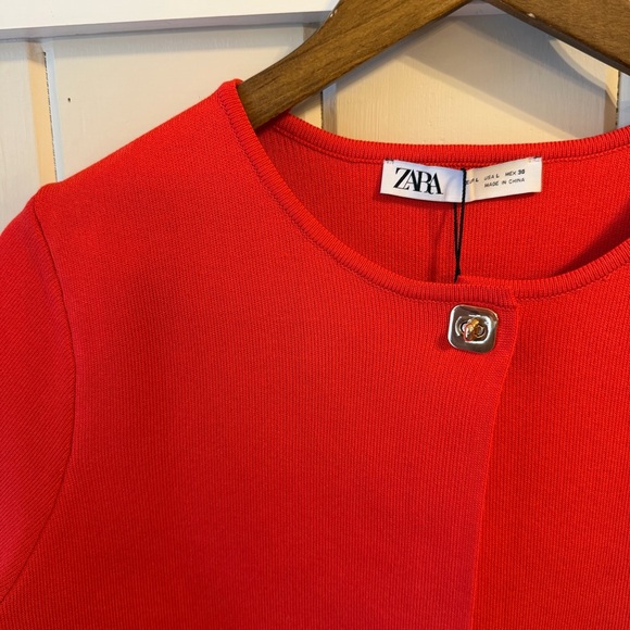 NWT Zara Bold Red Short Sleeve Top W/ Gold Button, Size Large - Picture 4 of 10